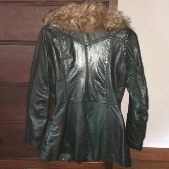 Vintage Leather Jacket with Fur Collar - Picture 11 of 16